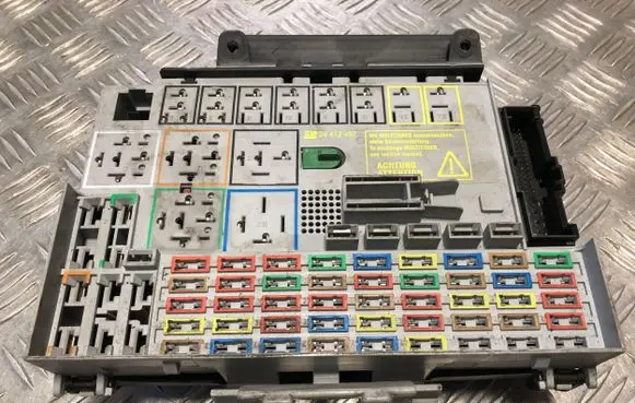 Opel Zafira A Fuse box set 24412497
