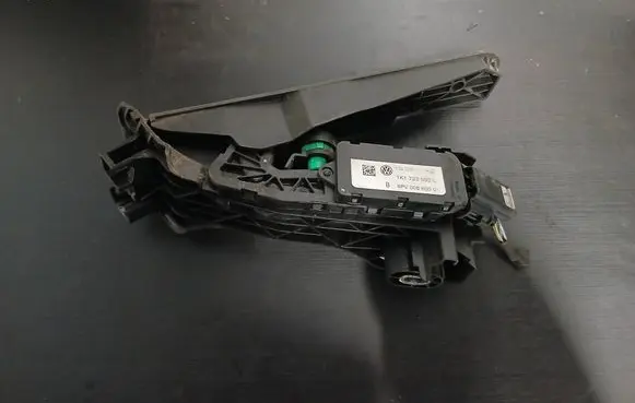 Volkswagen PASSAT B6 Accelerator throttle pedal 1K1723503L 6PV00860001