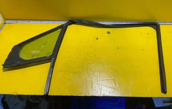 Peugeot 308 Front door vent window glass four-door E943R000016