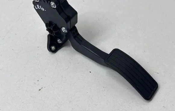 Subaru Legacy Accelerator throttle pedal 36010AL091 04C15B00221 1988001141