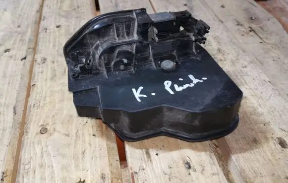 BMW X3 E83 Front door lock 7202143