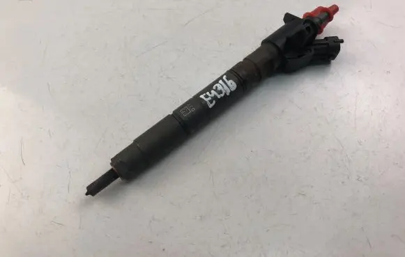 Volvo V70 Fuel injector 31303238