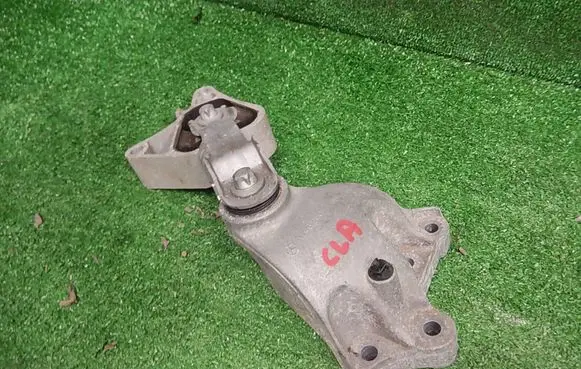 Mercedes-Benz CLA C117 X117 W117 Gearbox mount A2462401109