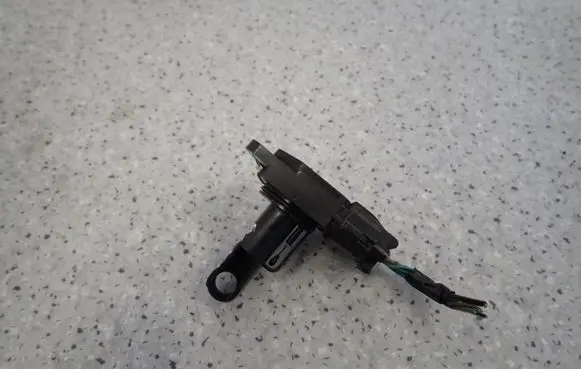 Toyota Corolla E120 E130 Mass air flow meter 22204-33010