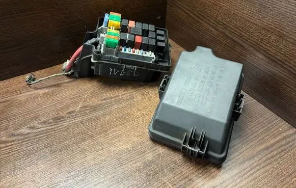 Iveco Daily 4th gen Fuse box set 69500825 69501171