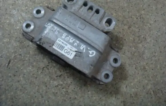 Volkswagen Golf VI Engine mounting bracket