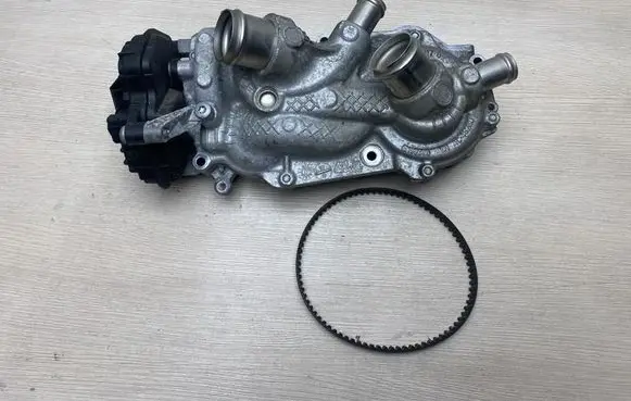 Volkswagen PASSAT B8 Water pump 05E121117G