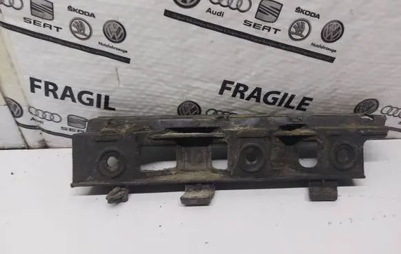 Volkswagen PASSAT B6 Front bumper mounting bracket 3C0897184