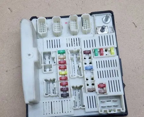 Renault Kangoo I Fuse module 8201044237