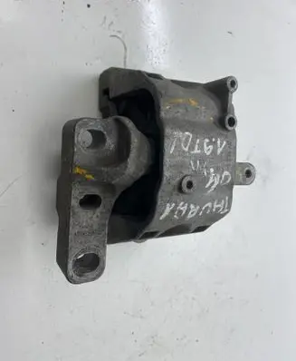 Volkswagen Touran I Engine mount bracket