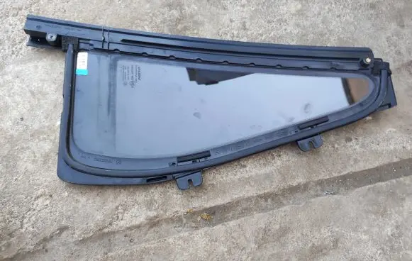 Volvo XC90 Rear vent window glass 31352995
