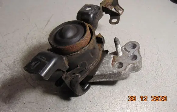 Toyota Avensis T270 Engine mount bracket