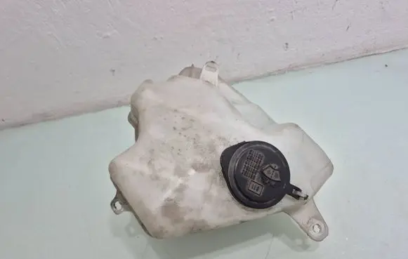 Toyota Prius (XW20) Windshield washer fluid reservoir/tank 060851145