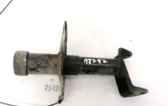 Volkswagen PASSAT B5 Front bumper mounting bracket 3B0807133