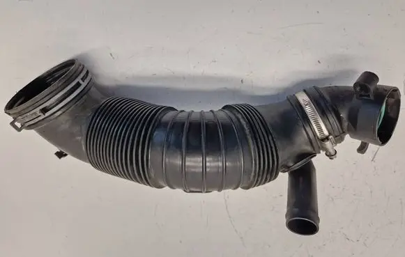 Volkswagen Tiguan Turbo air intake inlet pipe/hose 5N0129656