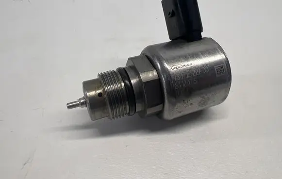 Mercedes-Benz E W212 Fuel pressure regulator 9307Z522A00 0353 8112076