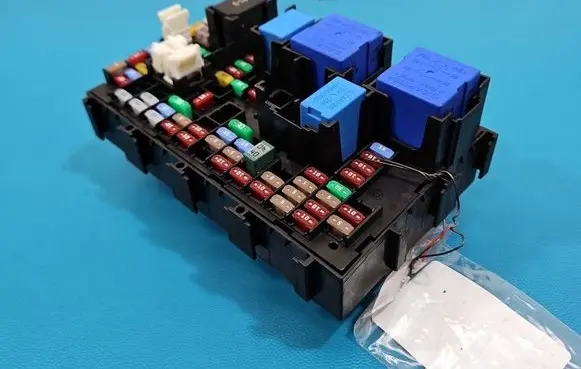 Dacia Duster III Fuse box set 2438001284R IMPRK1569686