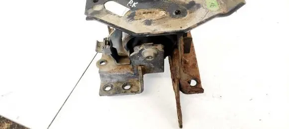 Toyota Yaris Engine mount bracket