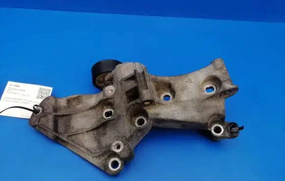 Nissan Note (E11) A/C compressor mount bracket 