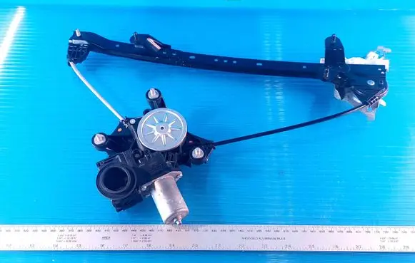 Rear door manual window regulator