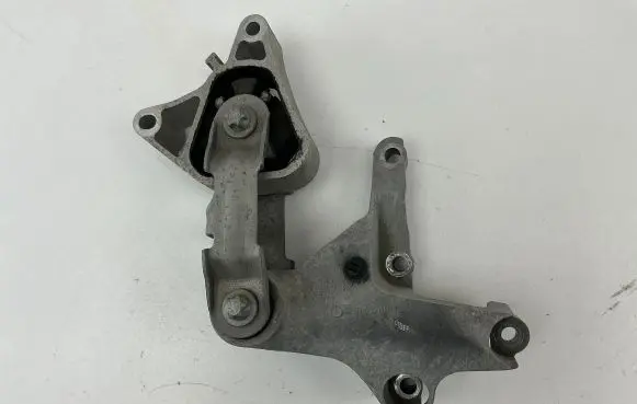 Mercedes-Benz A W176 Engine mounting bracket A2462401309