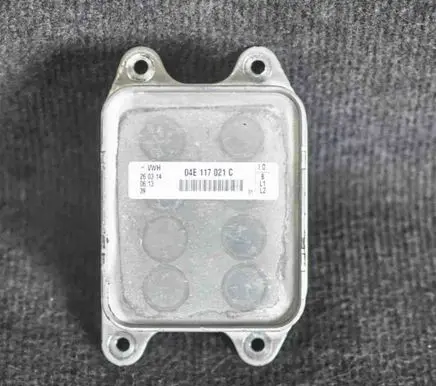 Volkswagen PASSAT B8 Engine oil radiator 04E117021C