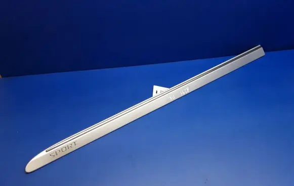 Mercedes-Benz R W251 Front door trim (molding) A2516902162