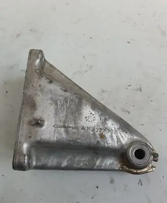 Mercedes-Benz CLS C219 Engine mounting bracket A1132233004