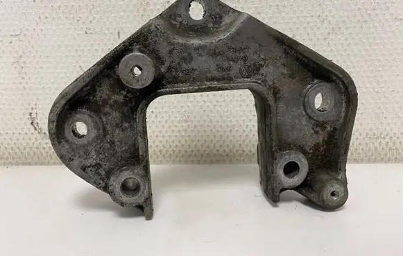 Volkswagen Polo III 6N 6N2 6NF Engine mounting bracket 6N0199565C