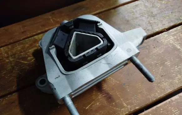 Citroen C4 III e-C4 Engine mount bracket 9826551380