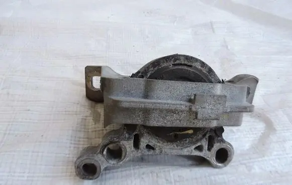 Ford Kuga II Engine mount vacuum valve CV616F012