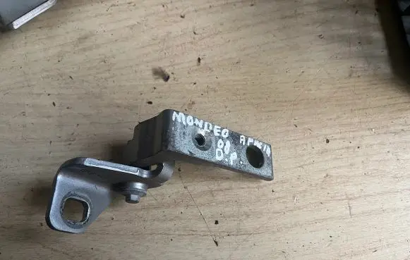 Ford Mondeo MK IV Front door lower hinge 