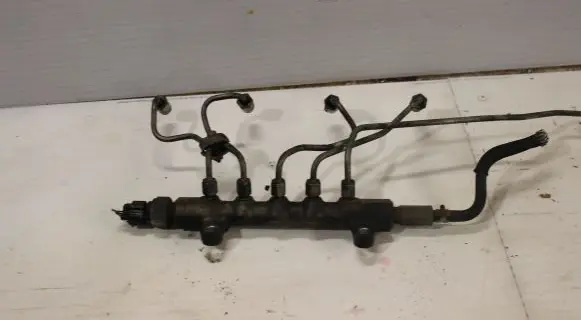 Toyota Corolla Verso AR10 Fuel distributor 220107F19