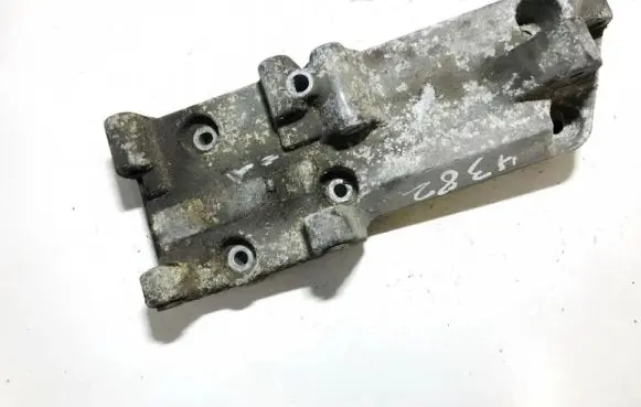 Volvo 850 Engine mounting bracket 9135170