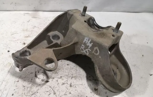Audi A4 S4 B6 8E 8H Engine mounting bracket 8E0199352