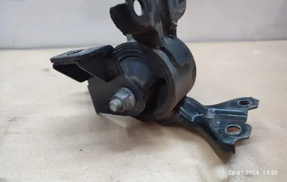 Peugeot 4007 Engine mount bracket