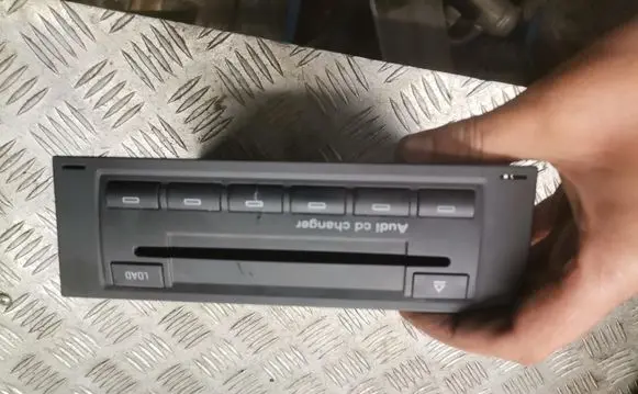 Audi A4 S4 B7 8E 8H CD/DVD changer 8e0035111d