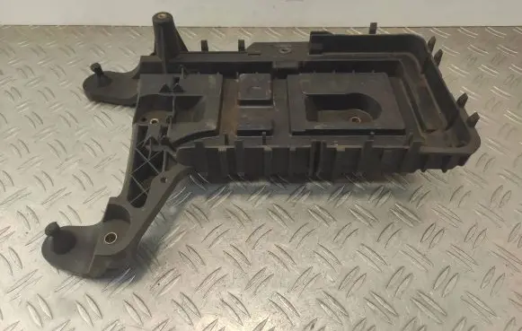 Volkswagen Tiguan Battery tray 1K0915333