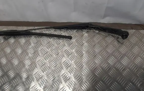 Subaru Impreza IV Front wiper blade arm