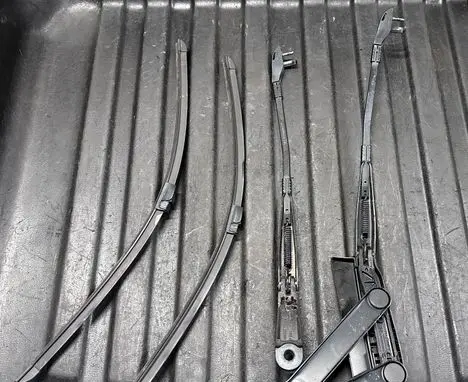 Volkswagen Touareg II Front wiper blade arm 7P0955410C 3392125798 97036203