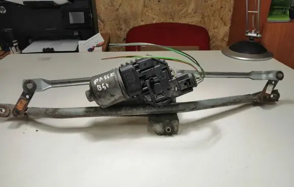 Volkswagen PASSAT B5.5 Front wiper linkage and motor 0390241505