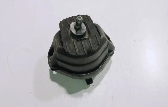 BMW 5 E60 E61 Engine mount bracket 677462001 15934612