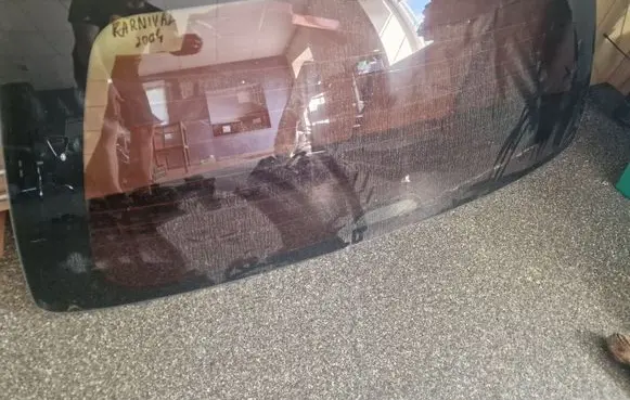 KIA Carnival Rear windscreen/windshield window 