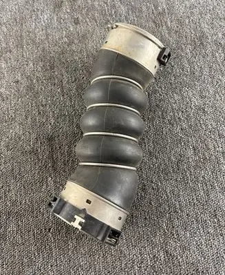 BMW 5 G30 G31 Intercooler hose/pipe 8571024