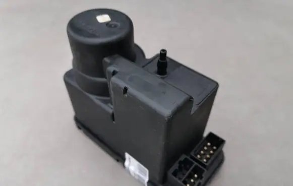Mercedes-Benz C W202 Central locking vacuum pump 2028001948