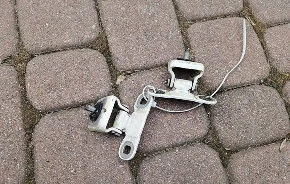 Opel Adam Tailgate/trunk/boot hinge 13352779 13352780