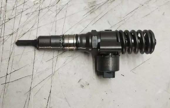 Volkswagen Golf V Fuel injector 03G130073G