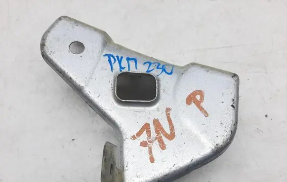 Seat Alhambra (Mk2) Fender mounting bracket 7N0821136