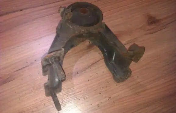 Toyota Avensis T220 Engine mount bracket 560257