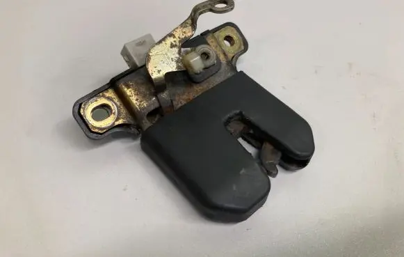 Audi A6 S6 C5 4B Tailgate/trunk/boot lock/catch/latch B5827505